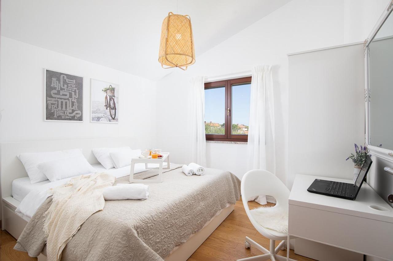 Cesare Apartment, With Swimming Pool And Sea View Лижнян Экстерьер фото